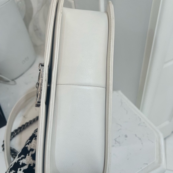 Chanel White Quilted Leather Chain Boy Bag. Great condition. - Picture 7 of 13